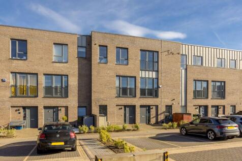 23 Ellis Drive, Longstone, Edinburgh... 3 bed townhouse for sale