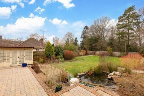 Shipley Bridge Lane, Crawley RH10 3 bed detached bungalow for sale