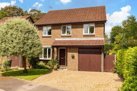 Spring Gardens, Crawley RH10 4 bed detached house for sale