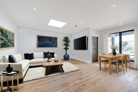Kingston Road, London, SW20 3 bed flat for sale
