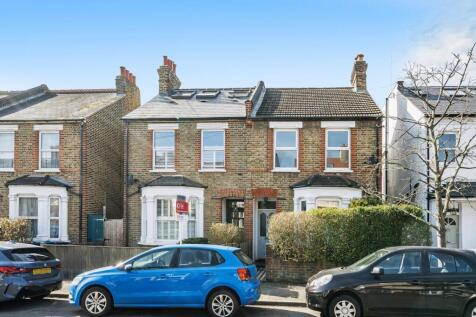 3 bedroom flat for sale