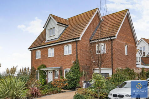 Mountain Ash Close, Chigwell, IG7 5 bed detached house for sale