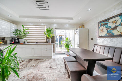 Playfield Avenue, Collier Row, RM5 2 bed semi