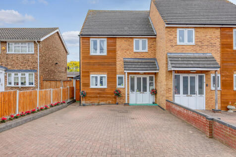 Lodge Lane, Collier Row, RM5 4 bed semi