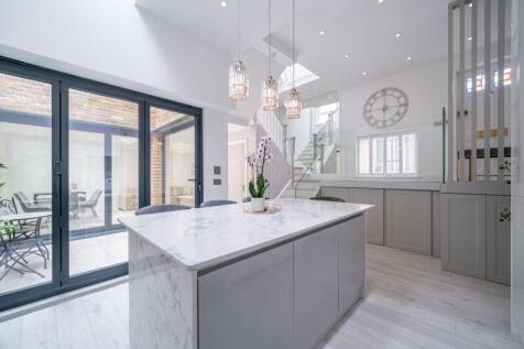 3 bedroom mews property for sale