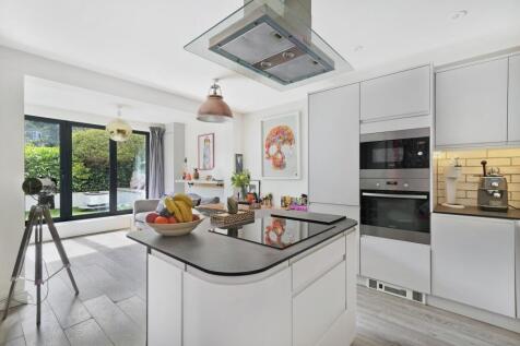 Tufnell Park Road, Tufnell Park, N7 2 bed flat for sale