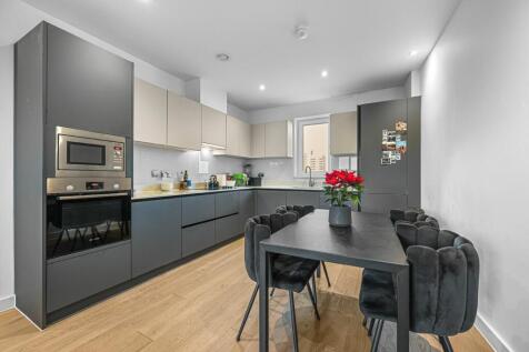 Kings Court, Acton 2 bed flat for sale