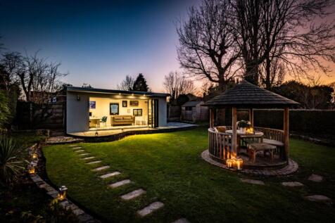 6 bedroom detached house for sale