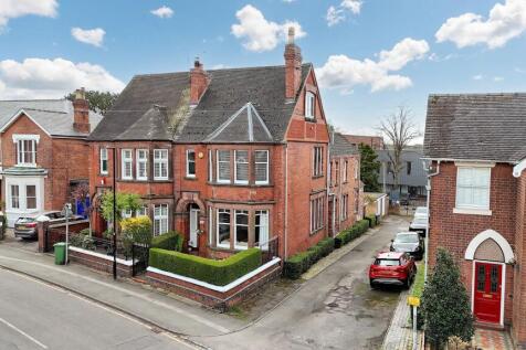 5 bedroom semi-detached house for sale