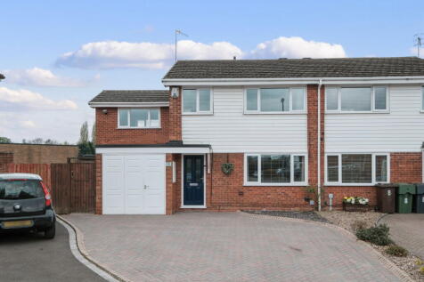 Brookside Drive, Catshill... 4 bed semi