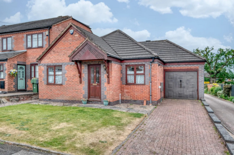 Barley Mow Lane, Catshill, B61 2 bed detached bungalow for sale