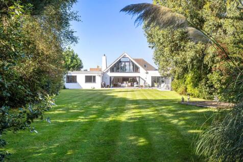 Pigeonhouse Lane, Rustington 5 bed chalet for sale