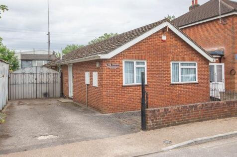 Totton 2 bed detached bungalow for sale