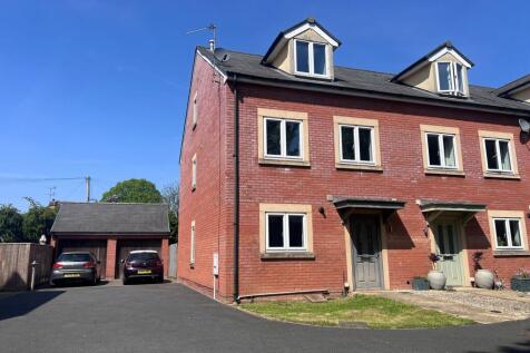 4 bedroom end of terrace house for sale