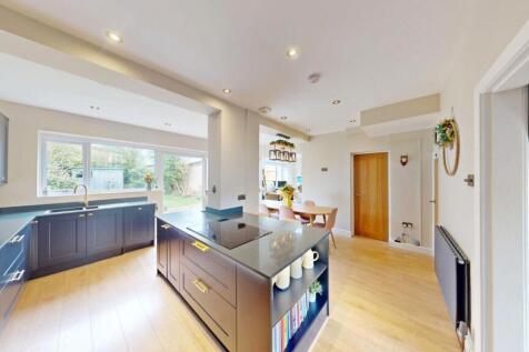 Dobb Brow Road, Westhoughton, BL5 3 bed semi