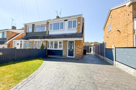 Charlton Drive, High Green, S35 3 bed semi