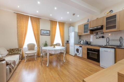 Uxbridge Road, Shepherd's Bush... 2 bed flat for sale