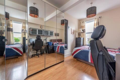 Uxbridge Road, Shepherd's Bush... 2 bed flat for sale