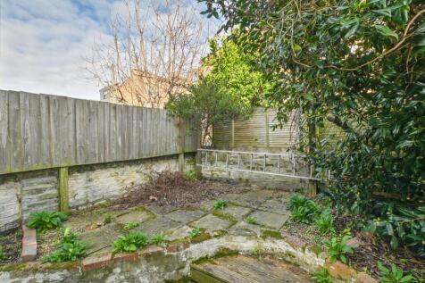 Gayford Road, Wendell Park, London, W12 3 bed terraced house for sale