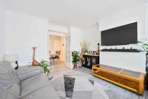 Oak Way, Acton, London, W3 3 bed flat for sale