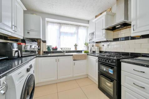 Oak Way, Acton, London, W3 3 bed flat for sale