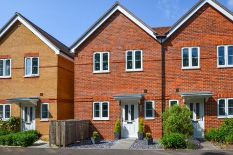Snowdrop Close, Polegate, Sussex, BN26 2 bed semi