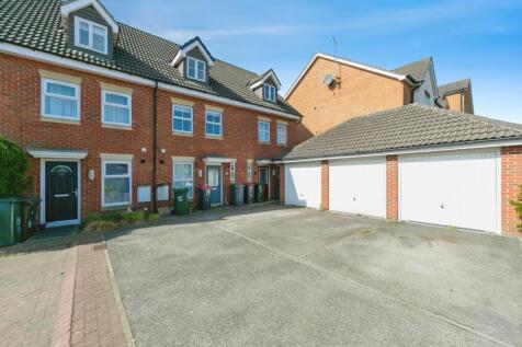 3 bedroom town house for sale