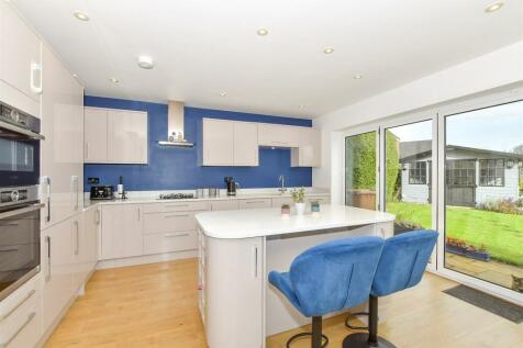 5 bedroom semi-detached house for sale