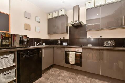 2 bedroom ground floor maisonette for sale