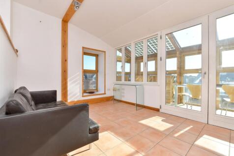 Studio flat for sale