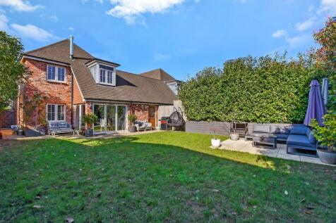 3 bedroom link detached house for sale