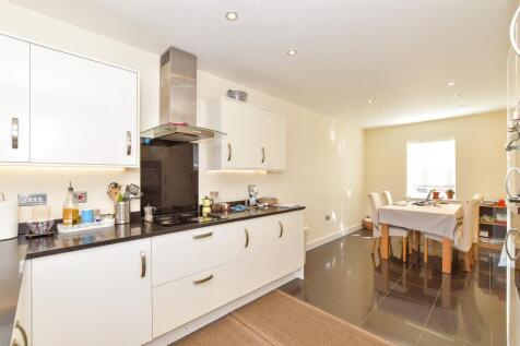 4 bedroom end of terrace house for sale