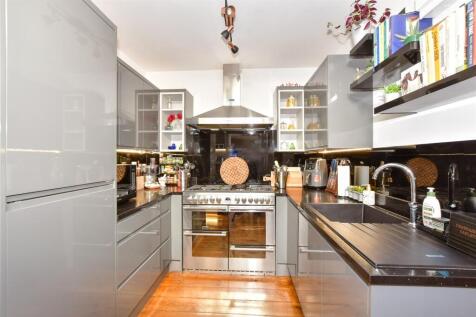 2 bedroom ground floor maisonette for sale