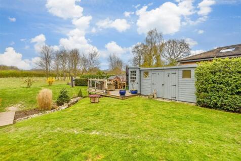 4 bedroom end of terrace house for sale
