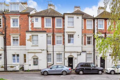 Hillside Court, Hythe CT21 2 bed flat for sale