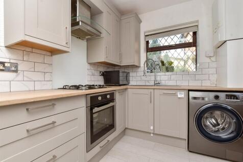 2 bedroom ground floor maisonette for sale