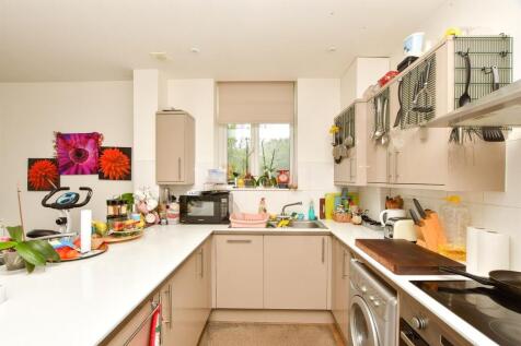 Greenstede House, East Grinstead RH19 2 bed flat for sale