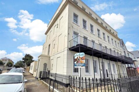 2 bedroom ground floor flat for sale