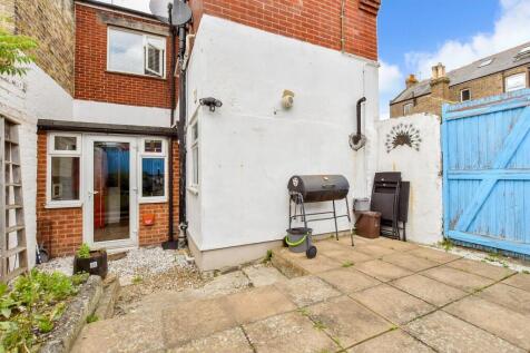 2 bedroom ground floor maisonette for sale