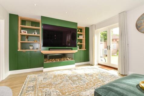 Coach House Mews, Horsham RH13 4 bed semi