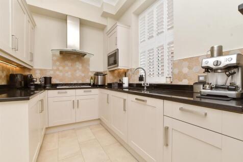 3 bedroom ground floor flat for sale