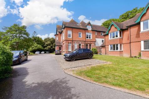 2 bedroom ground floor flat for sale