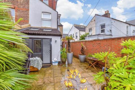 4 bedroom end of terrace house for sale