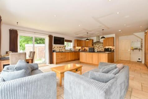 6 bedroom detached bungalow for sale