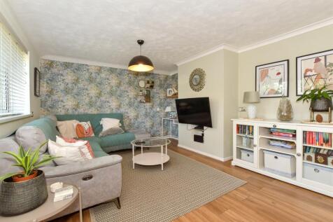 2 bedroom maisonette for sale
