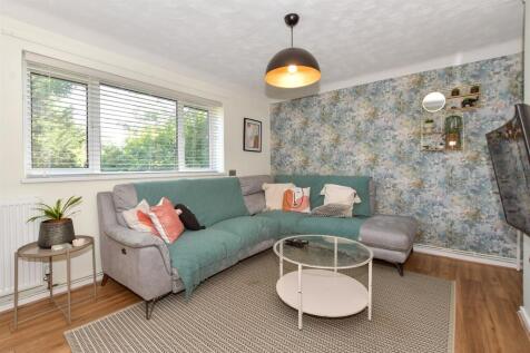 2 bedroom maisonette for sale
