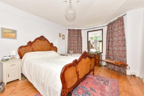 3 bedroom maisonette for sale