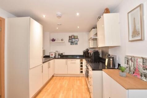 2 bedroom ground floor flat for sale