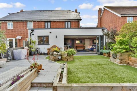 3 bedroom semi-detached house for sale