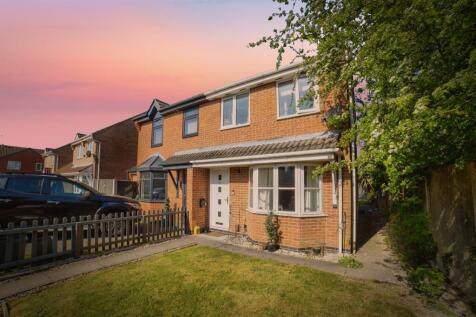 3 bedroom semi-detached house for sale
